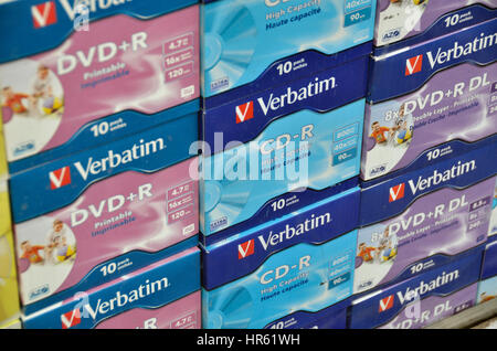 Pacchetti di dischi CD e DVD in vetrina. Foto Stock