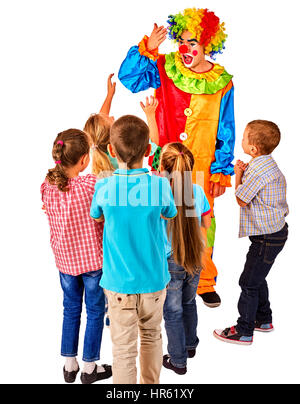 Festa dei bambini animatori. Compleanno clown bambini giocare con i bambini. Kid holiday torte celebrative nelle mani di organizzatore di eventi l'uomo. Il divertimento di gruppo Foto Stock