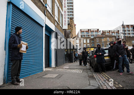 Londra, Regno Unito. Il 25 febbraio 2017. Un uomo sorge fuori la LD50 art gallery di Dalston con un segno che la lettura di "stand-up di incitamento e di intimidazione' du Foto Stock