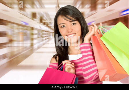 Bellissima ragazza con il suo shopping bags in un centro commerciale Foto Stock