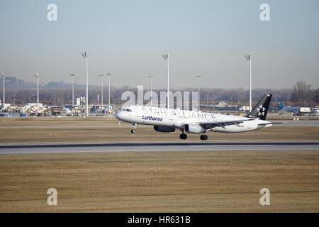 Lufthansa Star Alliance, un321-100, in atterraggio a Franz Joseph Strauß Aeroporto Internazionale di Monaco di Baviera, 26L, a 0955 ora locale. Foto Stock