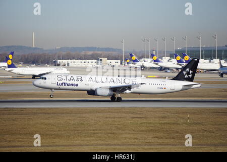 Lufthansa Star Alliance, un321-100, in atterraggio a Franz Joseph Strauß Aeroporto Internazionale di Monaco di Baviera, 26L, a 0955 ora locale. Foto Stock