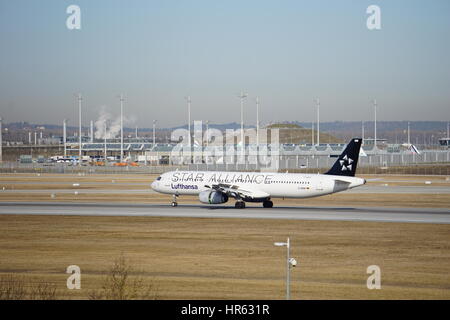 Lufthansa Star Alliance, un321-100, in atterraggio a Franz Joseph Strauß Aeroporto Internazionale di Monaco di Baviera, 26L, a 0955 ora locale. Foto Stock