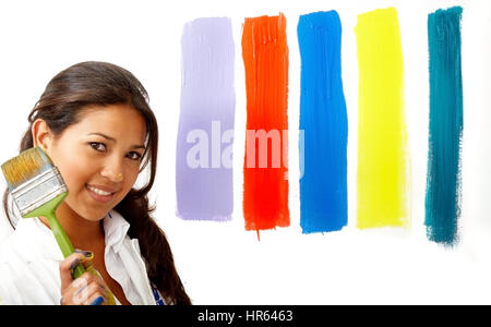 Artista femminile scegliere i colori per dipingere la parete - isolato su uno sfondo bianco Foto Stock