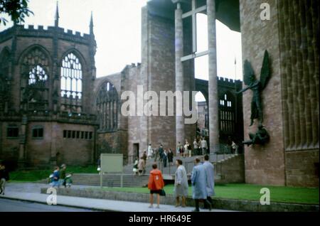 Persone entrare e uscire da Coventry Cathedral, noto anche come San Michele, la cattedrale di Coventry, Inghilterra, 1970. Foto Stock