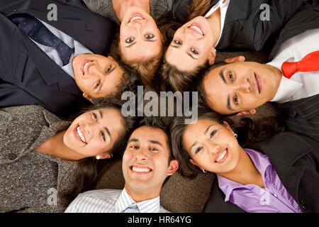 La gente di affari il lavoro di squadra in un ufficio con teste insieme Foto Stock