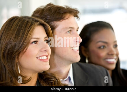 La gente di affari sorridente in ufficio - team di piccole dimensioni Foto Stock