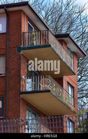 Mattone rosso multi-storia edificio di appartamenti con balconi. Foto Stock
