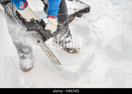 Montreal, CA - 5 Febbraio 2017: ghiaccio scultore NIcolas Godon carving è un blocco di ghiaccio Foto Stock