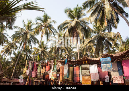 Famoso,weekly,Mercoledì,Anjuna,flea,mercato,hippy,hippie,tra,palm,alberi,tropical,paradise,Anjuna,Beach,Goa,l'India,Indian,Asia,asiatica, Foto Stock