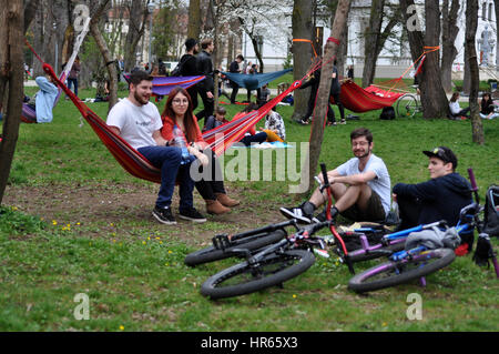 A Cluj Napoca, Romania - Aprile 1, 2016: giovani rilassante in amache nel parco centrale durante il grande giorno amaca Foto Stock