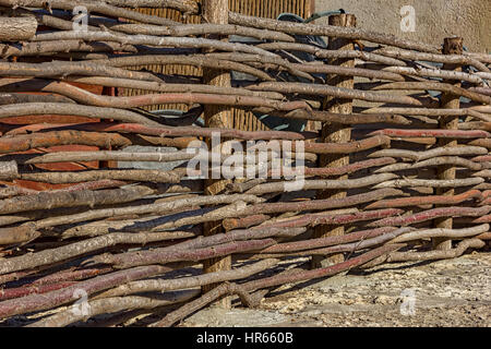 Fatti a mano di recinzione di vimini. chiudi Foto Stock