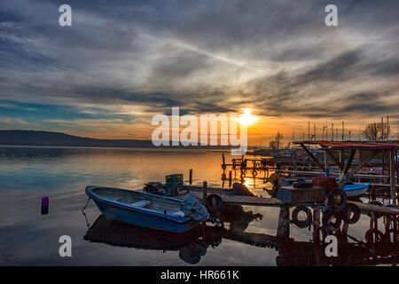 Emozionante tramonto sul porto con barche Foto Stock