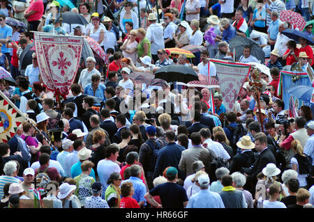 SUMULEU Ciuc, Romania - 6 giugno 2014: folla di ungherese pellegrini cattolici raduno a Csiksomlyo per celebrare la Pentecoste Foto Stock