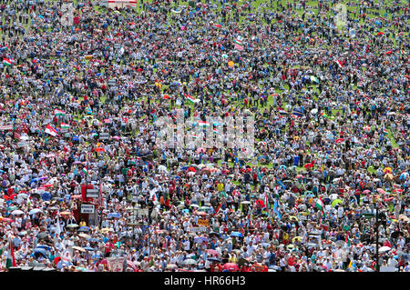 SUMULEU Ciuc, Romania - 6 giugno 2014: folla di ungherese pellegrini cattolici raduno a Csiksomlyo per celebrare la Pentecoste Foto Stock