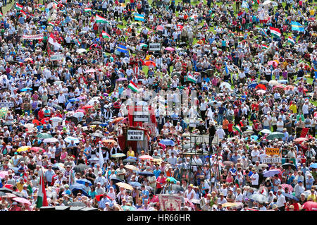 SUMULEU Ciuc, Romania - 6 giugno 2014: folla di ungherese pellegrini cattolici raduno a Csiksomlyo per celebrare la Pentecoste Foto Stock