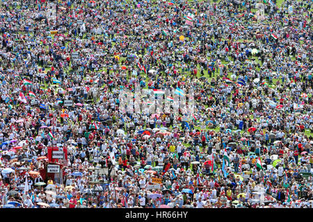 SUMULEU Ciuc, Romania - 6 giugno 2014: folla di ungherese pellegrini cattolici raduno a Csiksomlyo per celebrare la Pentecoste Foto Stock