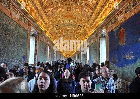 Città del Vaticano, Italia - 14 Marzo 2016: i turisti in visita alla Galleria antica delle mappe di città del Vaticano Foto Stock