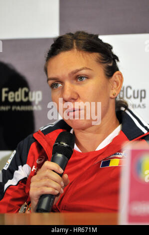 A Cluj Napoca, Romania - 13 Aprile 2016: romeno tennista Simona Halep rispondendo alle domande durante la conferenza stampa prima di Tennis Fed Cup da BN Foto Stock