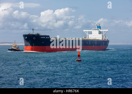 Portarinfuse denominato zampa blu essendo guidato nel porto di Newcastle, nel Nuovo Galles del Sud, Australia Foto Stock