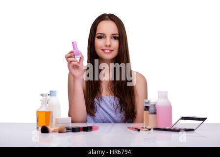 Donna facendo trucco isolato su bianco Foto Stock