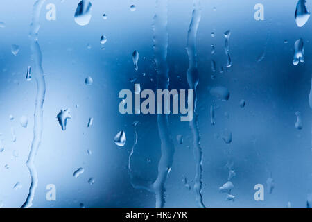 Gocce di pioggia su Windows in una piovosa giornata d'autunno Foto Stock