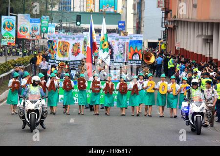 Baguio City, Filippine. 26 Febbraio, 2017. Benvenuto agli studenti di spettatori durante la parata di flottazione come parte della celebrazione del "Festival Panagbenga 2017" a Baguio City il 26 febbraio 2017. Pangabenga Festival è il Rose Parade versione nelle Filippine e in tutto il galleggiante è stato coperto con fiori freschi. Credito: Gregorio B. Dantes Jr./Pacific Press/Alamy Live News Foto Stock