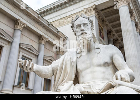 Una statua in marmo di un vestito filosofo greco raggiungendo fuori con una mano aperta. Foto Stock