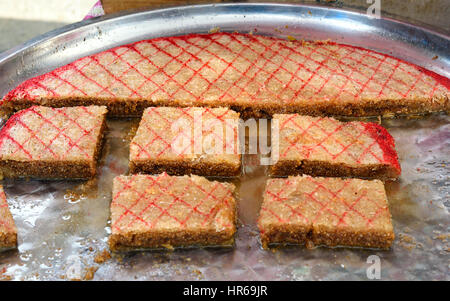 Sheki Halva sul mercato. Tipo speciale di baklava chiamato halva. Dessert orientale, realizzata dal miele, noci o semi. Azerbaigian Foto Stock