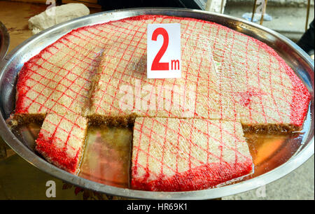 Sheki Halva sul mercato. Tipo speciale di baklava chiamato halva. Dessert orientale, realizzata dal miele, noci o semi. Azerbaigian Foto Stock