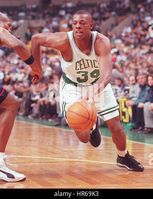 Boston Celtics Paul Pierce unità al di sotto del cesto da Toronto Vince Carter. Foto personale di Bill Belknap2/18/1999 Foto Stock