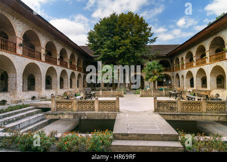 Sheki, Azerbaigian - 13 Settembre 2016: Vista del cortile interno di caravanserai superiore è un monumento storico di Sheki XVIII-XIX secolo. Esso wa Foto Stock