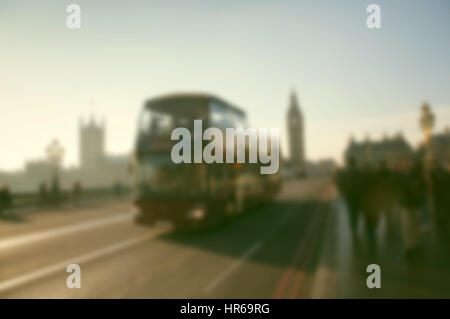 Sfocare lo sfondo del traffico sul Westminster Bridge con tipico inglese taxi e autobus Foto Stock