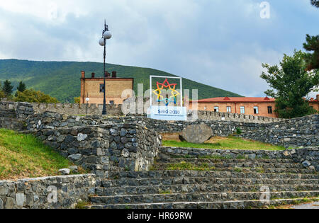 Sheki, Azerbaigian - 13 Settembre 2016: Segno vicino a Fortezza. Sheki - la capitale culturale del mondo turche nel 2016 Foto Stock