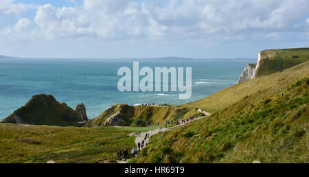 Lo straordinario paesaggio di Lulworth,Dorset, Regno Unito.il bel tempo,mare turchese, scogliere e sentiero costiero con turisti in autunno 2016. Foto Stock