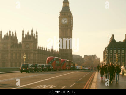 Sfocare lo sfondo del traffico sul Westminster Bridge con tipico inglese taxi e autobus Foto Stock