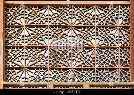 Sheki, Azerbaigian - 13 Settembre 2016: Dettaglio delle decorazioni sulla facciata del palazzo di Sheki Khan. Era una residenza estiva di Shaki Khan. È stato Foto Stock