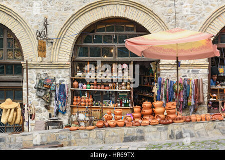 Sheki, Azerbaigian - 13 Settembre 2016: negozio di souvenir al caravanserai superiore. Sheki è piccola città situata nel nord Azerbaigian nella parte meridionale Foto Stock