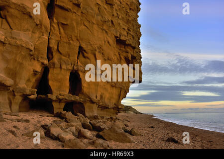 Erosione scogliere giallo della Jurassic Coast in Burton Bradstock,Dorset, Regno Unito prima del tramonto.L'autunno 2016. Foto Stock