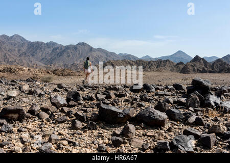 Donna trekking in un Wadi (Dry Mountains) Foto Stock