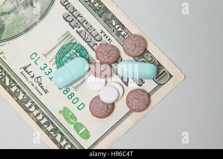 Mazzetto di blu pillole con iniezione di verde in background. Strumenti medicali. Foto Stock