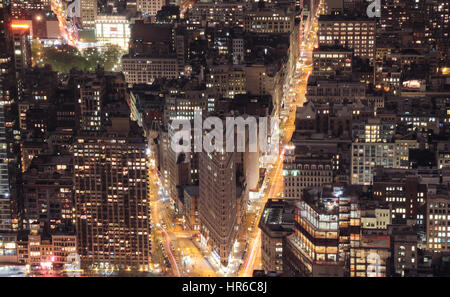 NEW YORK, Stati Uniti d'America - 25 Aprile 2014: Flat Iron Building di notte visto dall'Osservatorio mazzo di Empire State building. Foto Stock