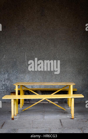 Vecchio muro e giallo tavolo arrugginita con un banco di lavoro Foto Stock