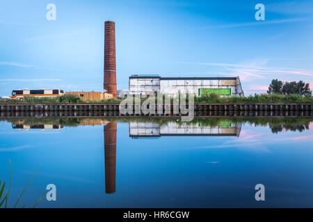 La vecchia fabbrica di zucchero al crepuscolo in Groningen Foto Stock