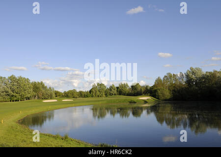 Vista sul lago al 7 verde nel corso del mulino, Wisley, Wisley, Surrey, Inghilterra Foto Stock