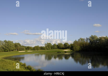 Vista sul lago al 7 verde nel corso del mulino, Wisley, Wisley, Surrey, Inghilterra Foto Stock