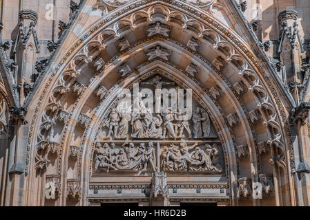 Dettagli architettonici sulla Cattedrale di San Vito nel Castello di Praga. Foto Stock