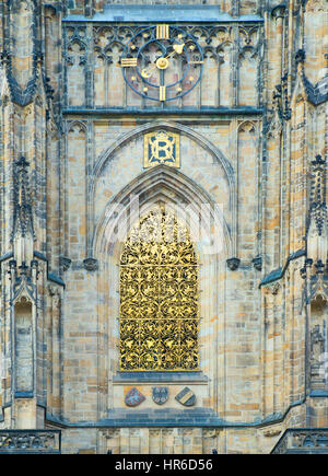 Dettagli architettonici sulla Cattedrale di San Vito nel Castello di Praga, Repubblica Ceca Foto Stock