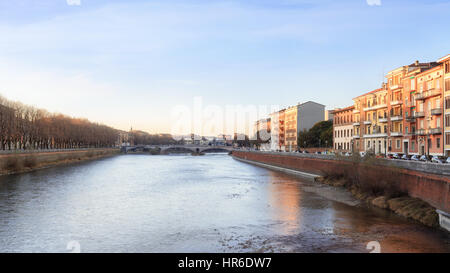 Centro storico di Verona, vista dal fiume sul ponte della Vittoria, Italia Foto Stock