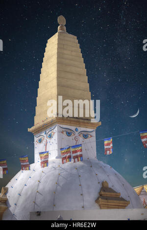 Vista serale di Bodhnath stupa . Kathmandu . Nepal. notte stelle brillare e la luna Foto Stock